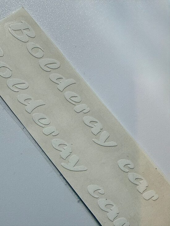 Uzlīmes automašīnām, krūzēm